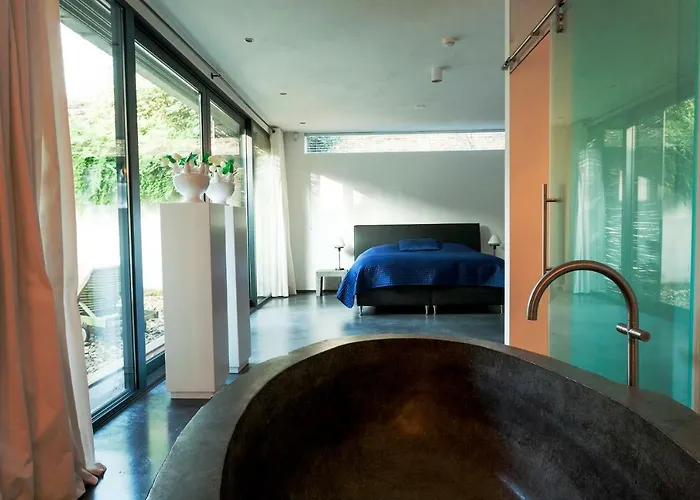 Betonnen Boshuis Nyaraló